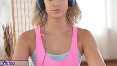 FitnessRooms Horny lesbians get hardcore sweaty in the gym